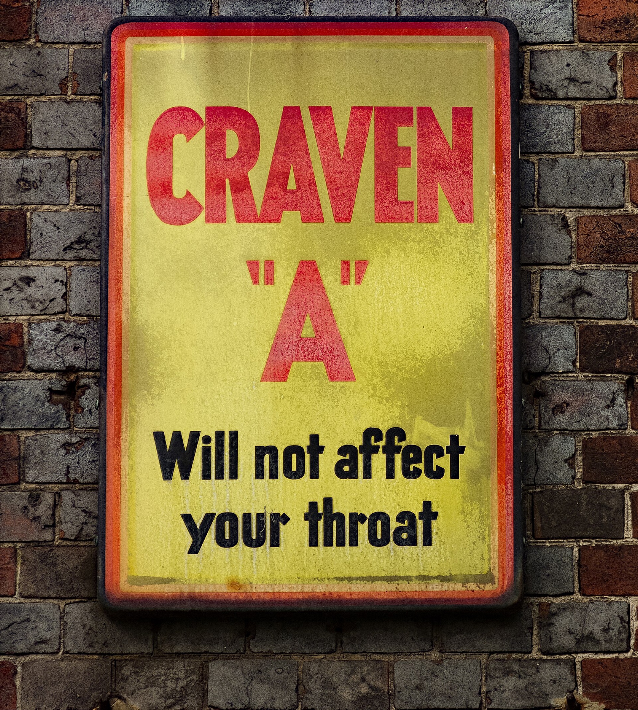Biển quảng cáo thuốc lá cổ Craven "A" trên tường gạch