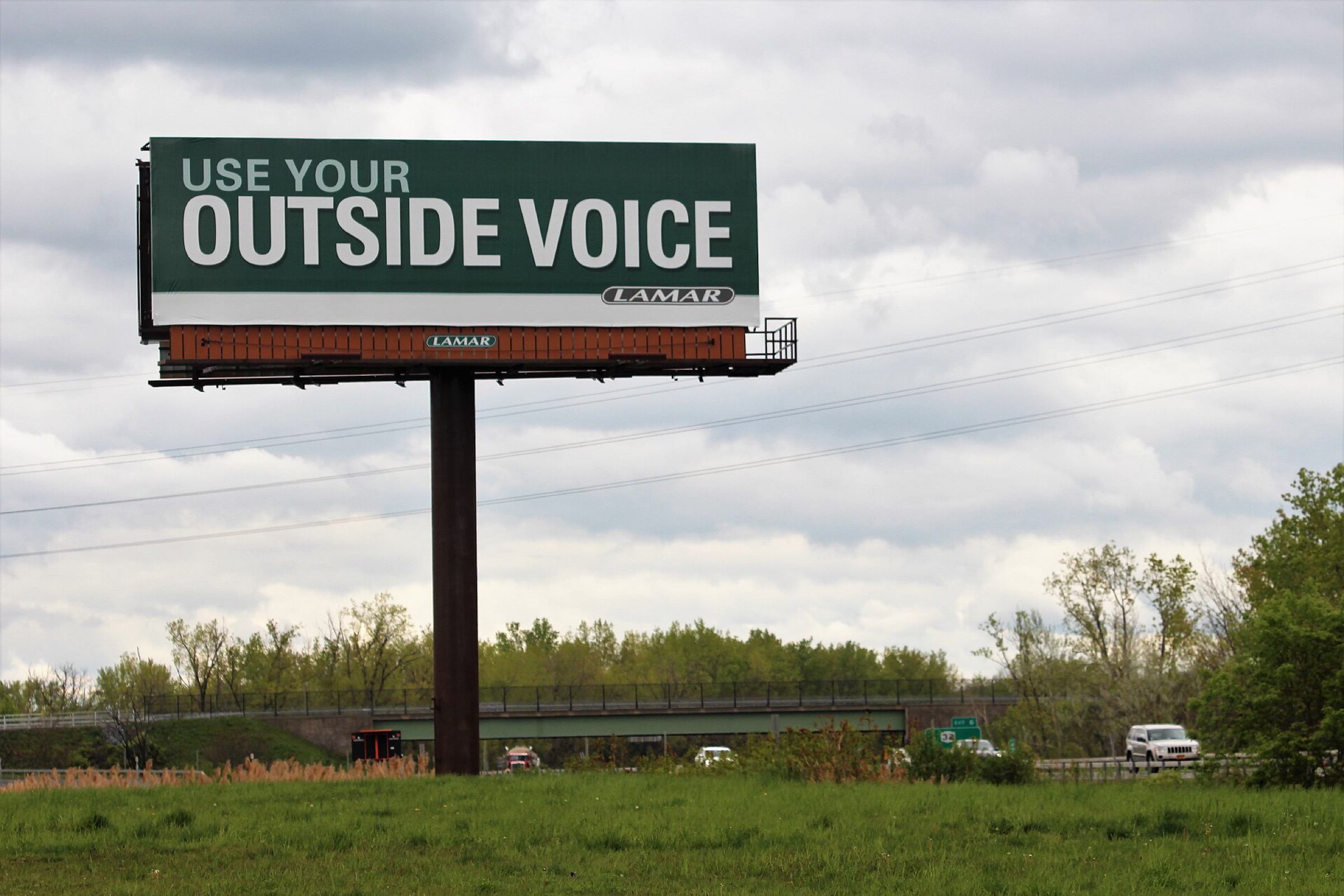 Billboard Lamar "Use Your Outside Voice" bên đường cao tốc